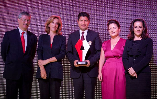 Eduardo Rivera recibe premio de la revista Alcaldes de México