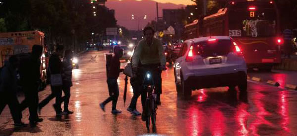 Iluminar las calles, más que sólo postes
