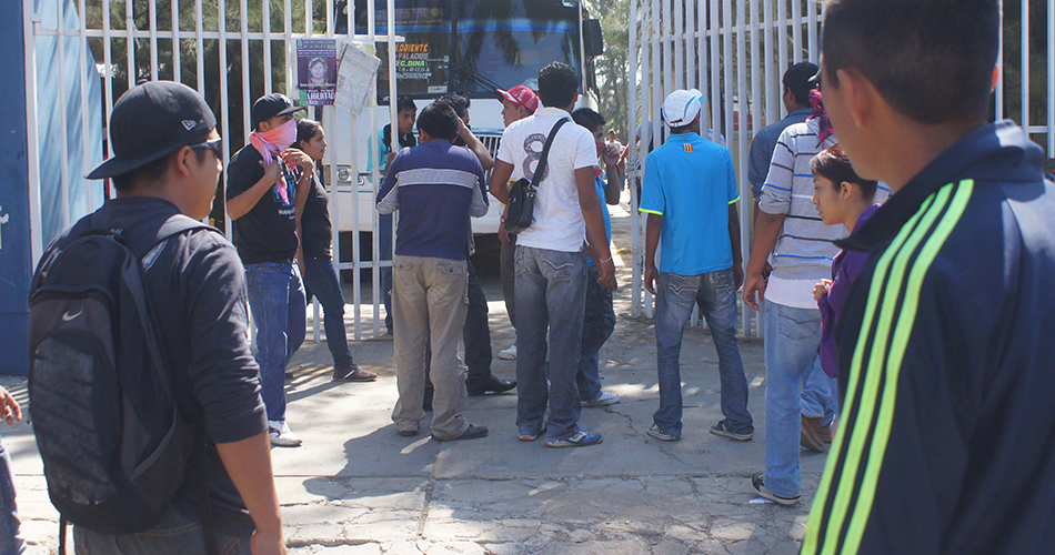 Taxistas retienen autobuses en Oaxaca e impiden que den sus servicios