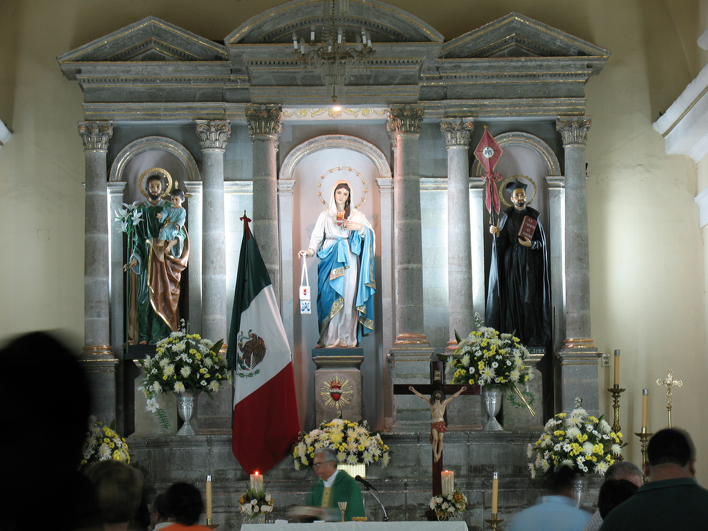Mexicanos creen menos en la religión; pero mujer a mayor edad tiene más fe