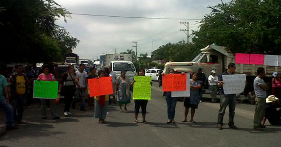 Empleados municipales bloquean carretera en Morelos