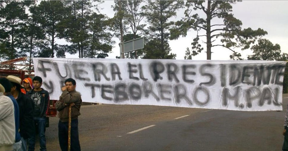 Pobladores exigen la destitución de alcalde de Santiago el Pinar