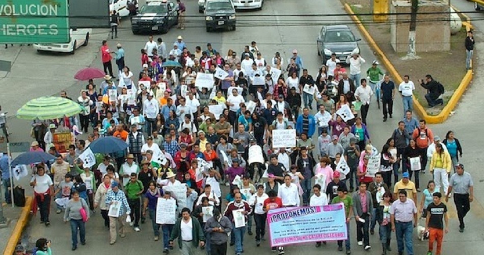 Estudiantes cercan Alcaldía de Ecatepec para exigir seguridad