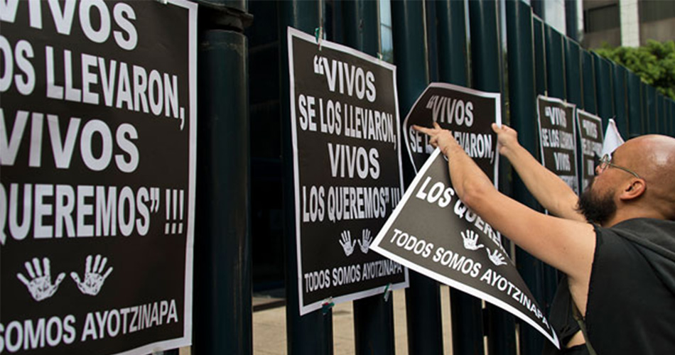 Normalistas y maestros toman ayuntamientos de Guerrero