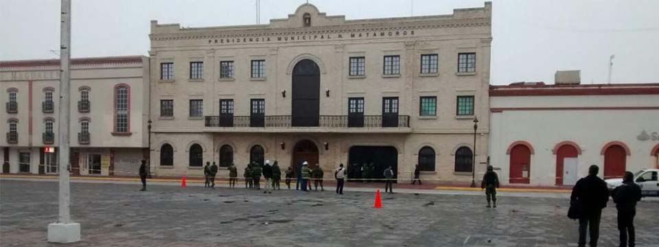 Lanzan explosivo a alcaldía de Matamoros