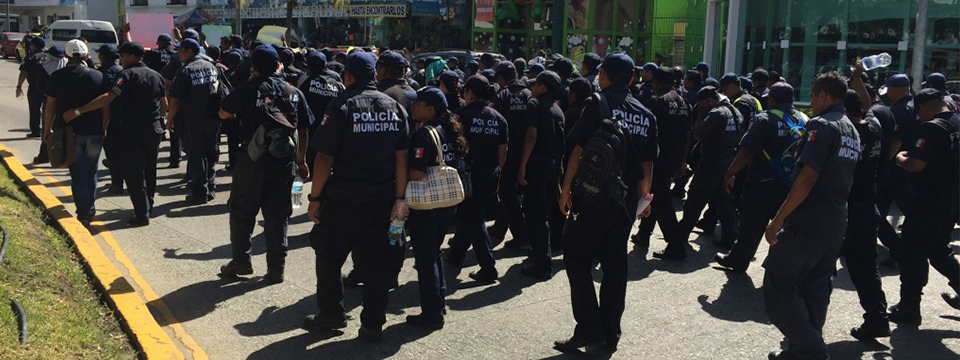 Policías de Acapulco ‘toman’ oficinas municipales