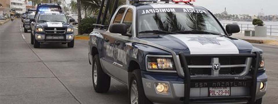 Policía Municipal de Mazatlán detiene jóvenes por golpear automóvil con balón