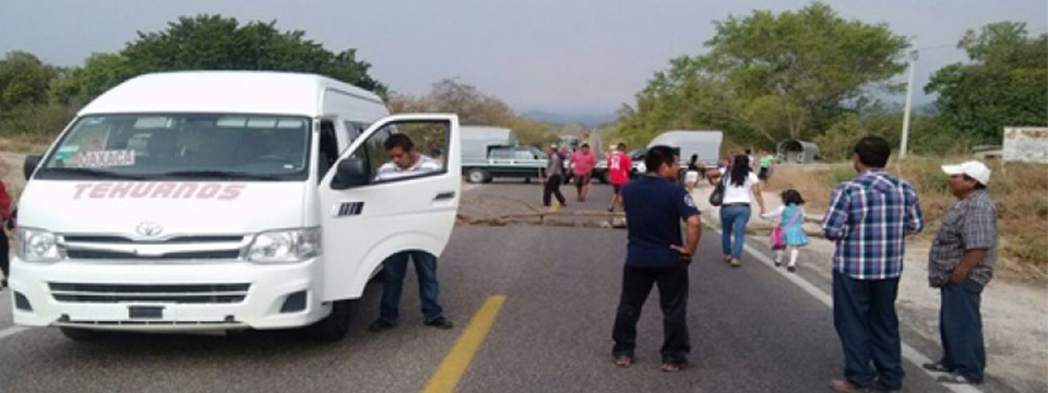 Funcionarios municipales bloquean carretera en Oaxaca