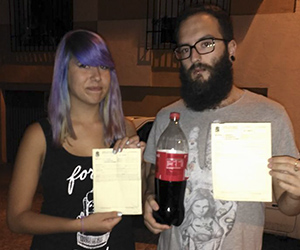 Ilegal comer y beber refresco en las calles de municipio español