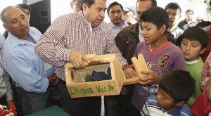 Diputado_regala_cajas_bolero_a_niños_Chiapas_Alcaldes_de_Mexico
