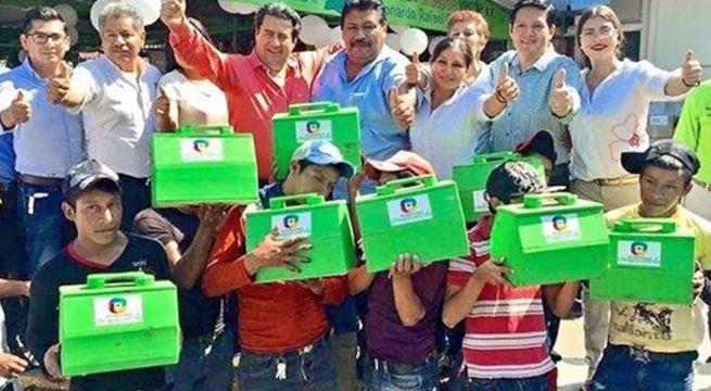 Diputado_regala_cajas_bolero_a_niños_Chiapas_Alcaldes_de_Mexico_Diciembre_2015