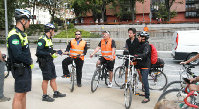 España realiza deportación “exprés” de mexicano por pasarse un alto en bicicleta