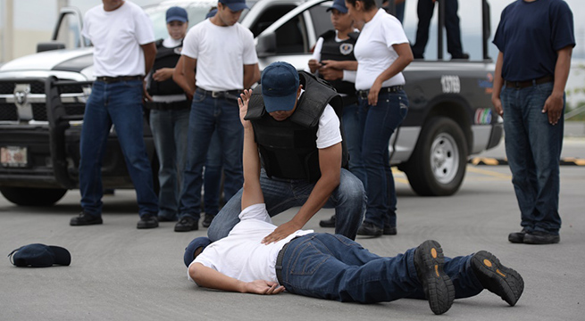 Saltillo suspende a policías captados en video golpeando a tres personas