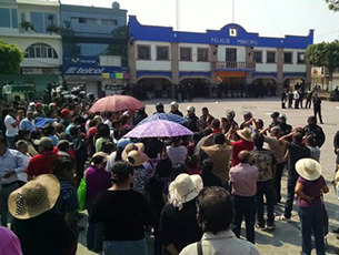 Granaderos desalojan a habitantes de Coyotepec que rechazan municipalización del agua