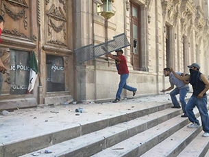 Manifestación deriva en destrozos al Palacio de Gobierno de Chihuahua
