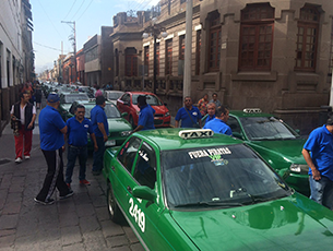 Taxistas ahuyentan de Congreso a diputado que presentaría ley para regular Uber en SLP