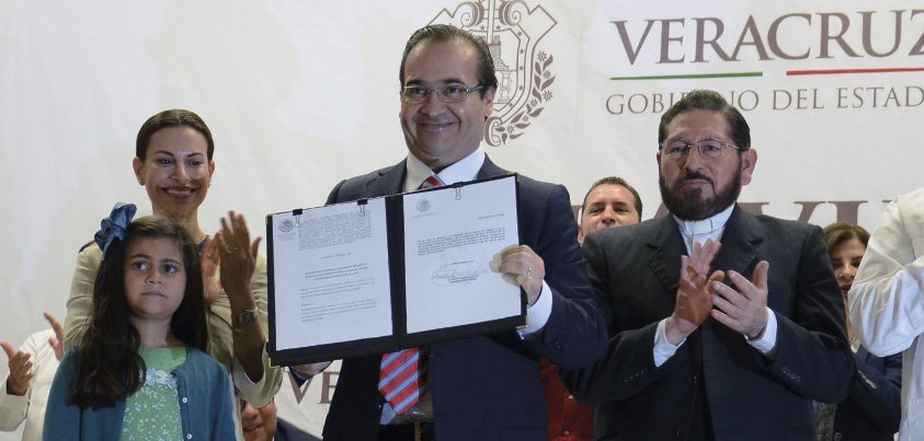 Javier Duarte promulga Ley Antiaborto en Veracruz