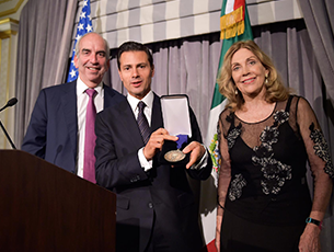 Enrique Peña Nieto recibe Premio al Estadista en Nueva York