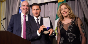 Enrique_Peña_Nieto_recibe_premio_al_Estadista_Alcaldes_de_Mexico_Septiembre_2016
