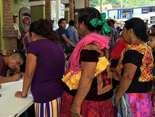 Mujeres votan por primera vez en un municipio de Oaxaca