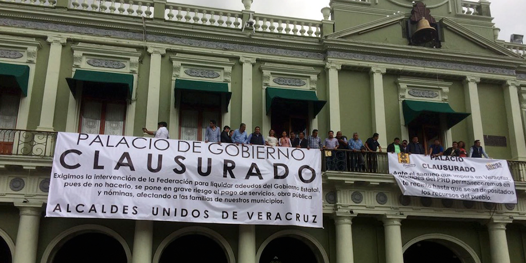 Alcaldes de Veracruz ‘clausuran’ el Palacio de Gobierno para exigir entrega de presupuesto