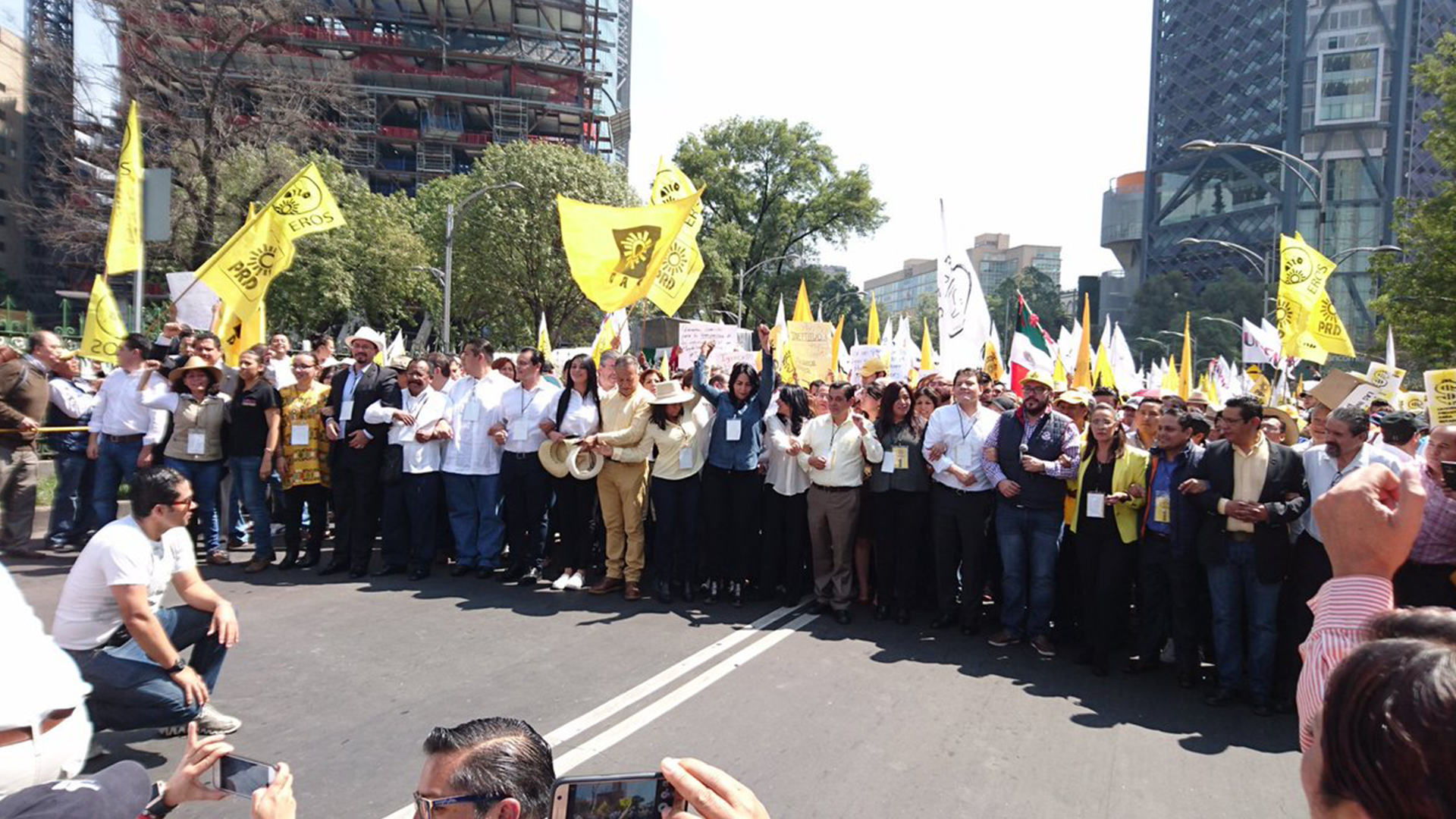 Marchan alcaldes del PRD hacia Los Pinos contra recorte presupuestal a municipios