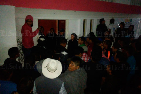 Pobladores intentan linchar a alcalde y policías municipales de Molcaxac, Puebla