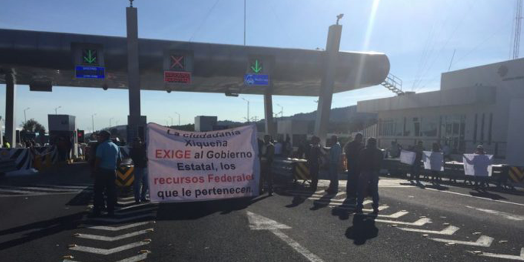 Alcaldes, médicos, deportistas y maestros se manifiestan en Veracruz por falta de pagos