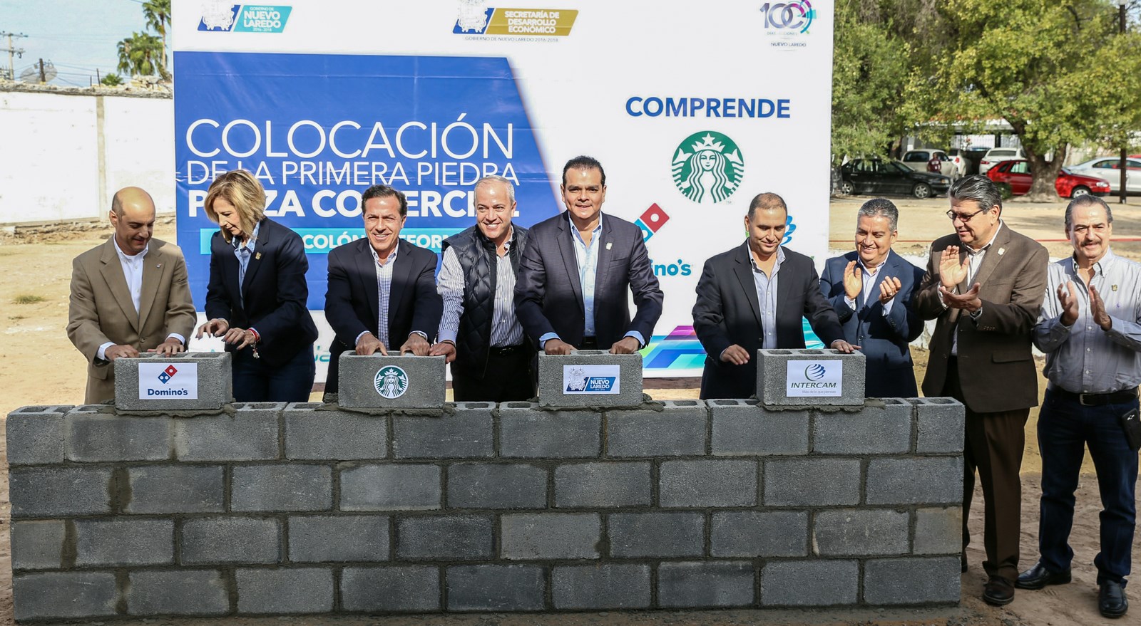 Enrique Rivas coloca primera piedra de plaza comercial que generará 120 empleos en Nuevo Laredo