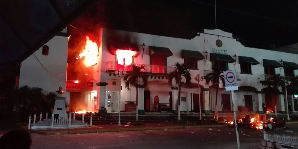 Incendian palacio municipal de Catemaco; vandalizan edificios públicos y casa de alcalde
