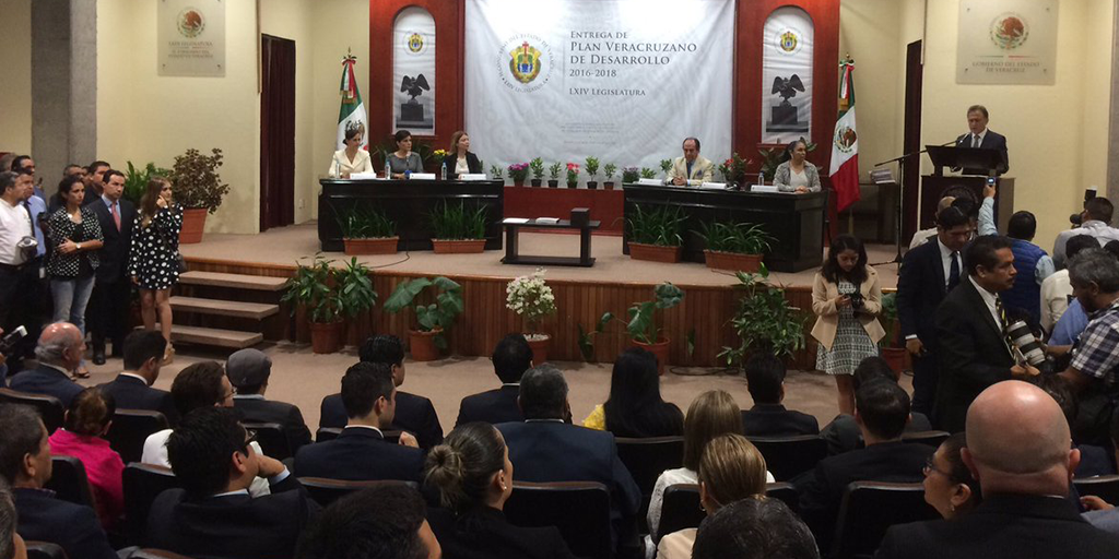 Miguel Ángel Yunes entrega Plan Veracruzano de Desarrollo al Congreso local