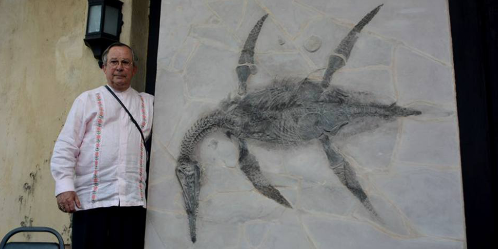 Alcalde presenta fósil de dinosaurio con su nombre y pide elaborar Ley Paleontológica Federal