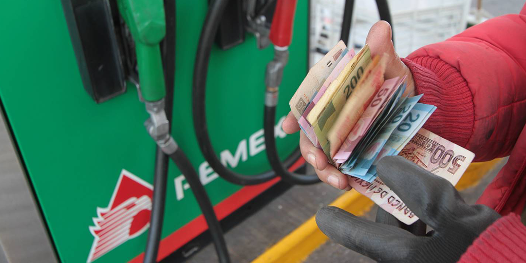 Mantener precio de gasolinas fue decisión política, reconoce la SHCP
