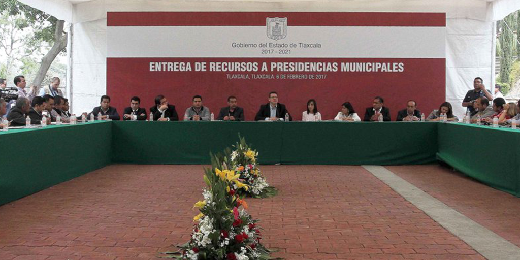 Marco Mena se reúne con los alcaldes de Tlaxcala y pide ser referente nacional