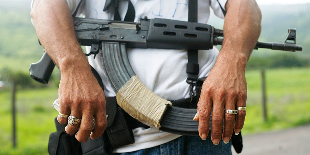 Grupos delictivos amenazan a ayuntamiento de Aguililla, Michoacán