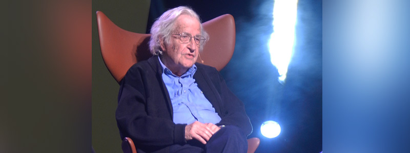 Representación científica ausente en políticas económicas y sociales: Chomsky
