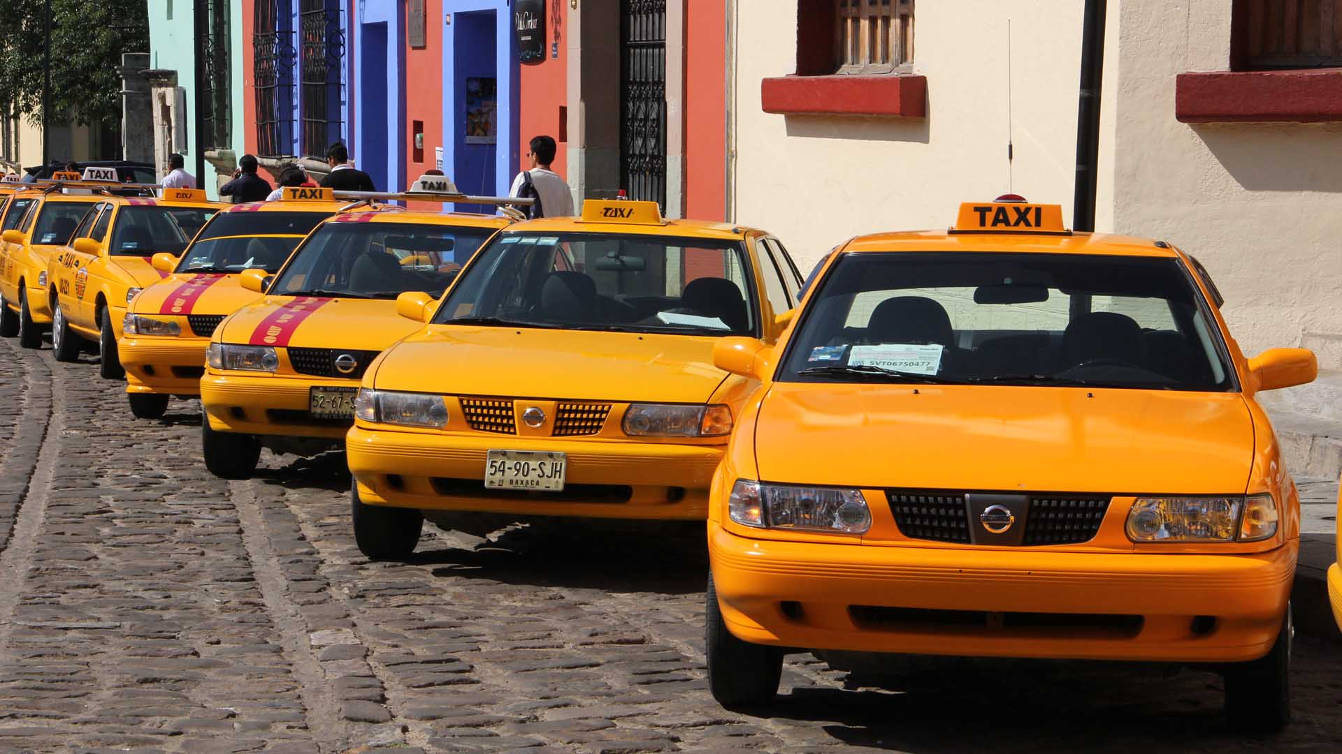 Detienen a exfuncionario de Oaxaca por presunto tráfico de 400 concesiones a taxistas