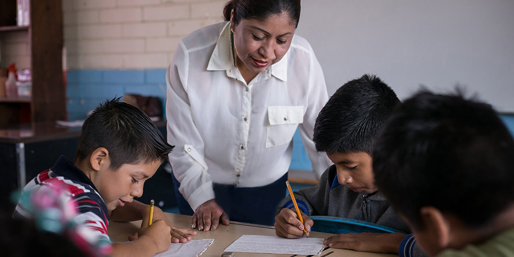Baja California impulsa educación básica para niños migrantes