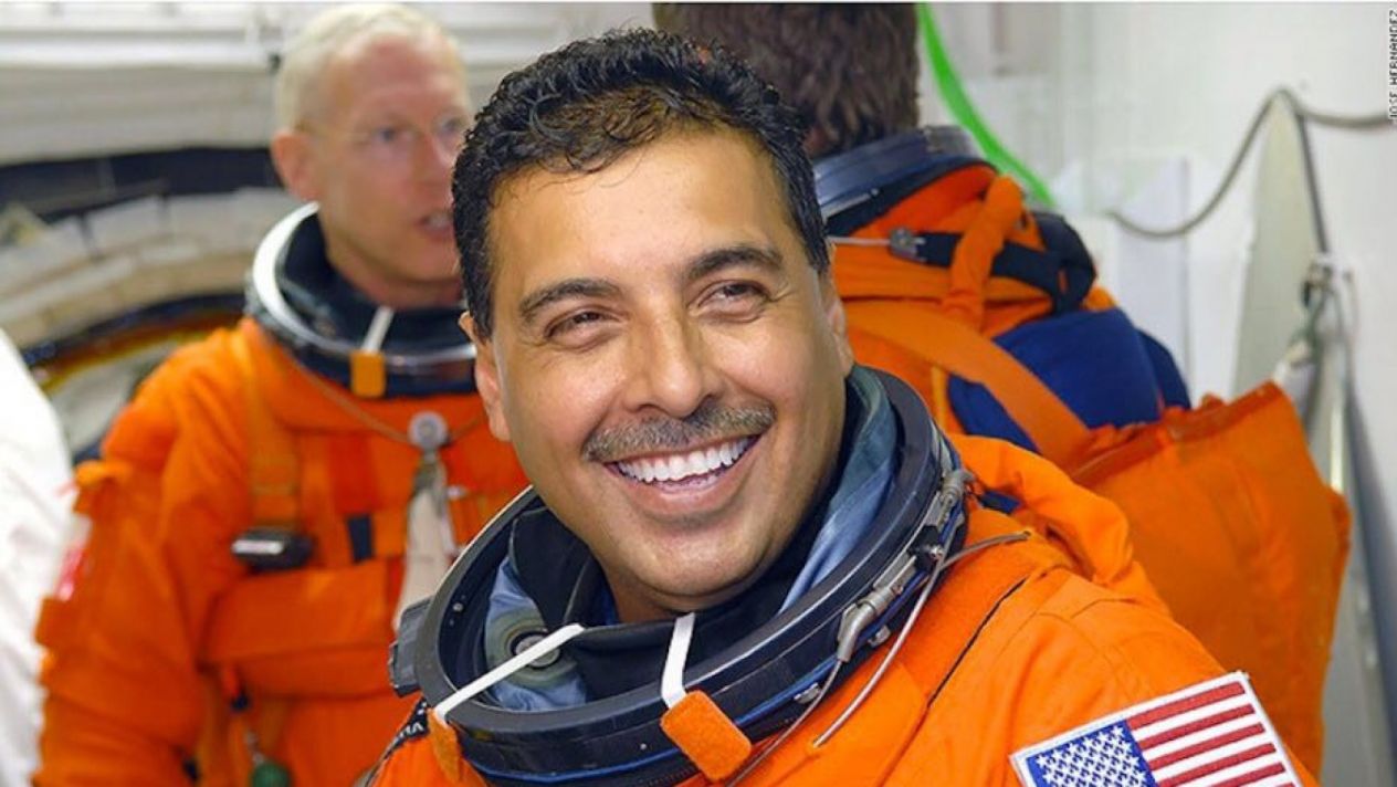 Neri Vela no es el único astronauta mexicano, corrige José Hernández a AMLO