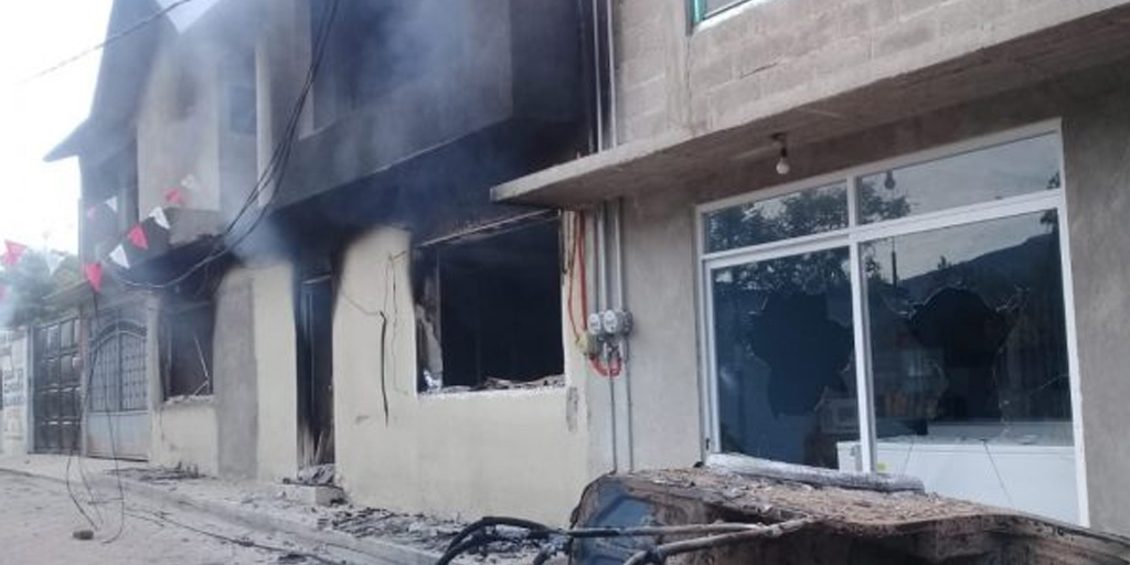 Pobladores queman casa de alcalde y presidente municipal electo en Puebla
