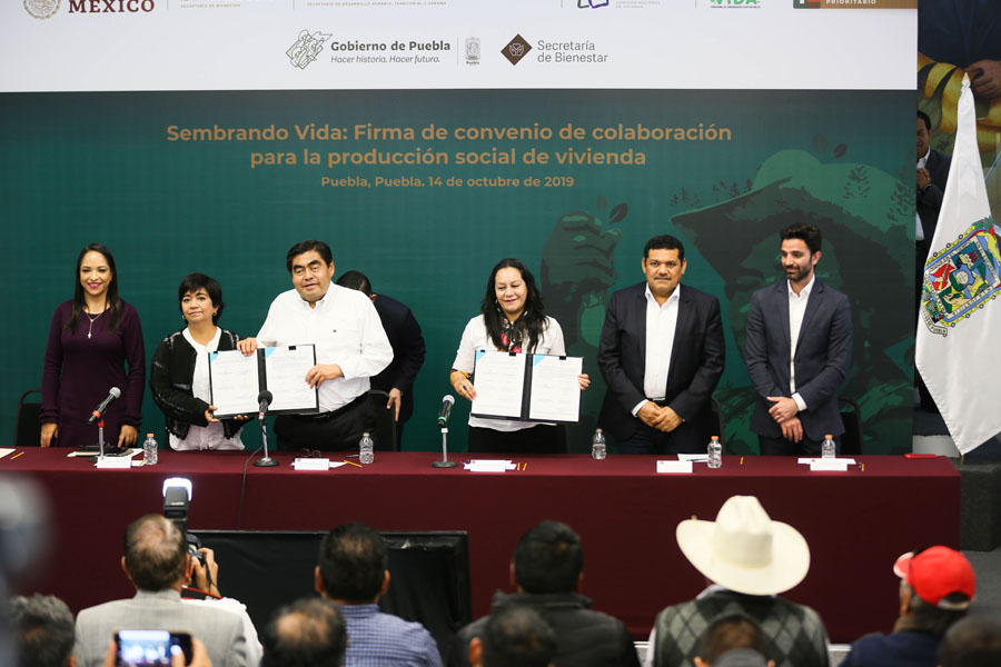 Bienestar y Puebla firman convenio para construir viviendas a productores de Sembrando Vida