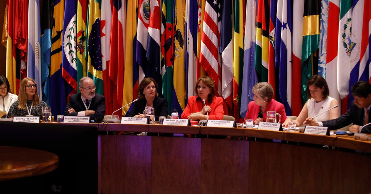 Países de América Latina y el Caribe aprueban el Compromiso de Santiago por la agenda de género
