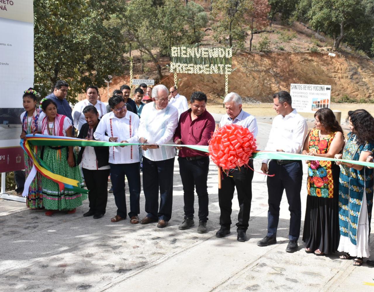 Gobierno federal inaugura camino en el municipio más pobre del país