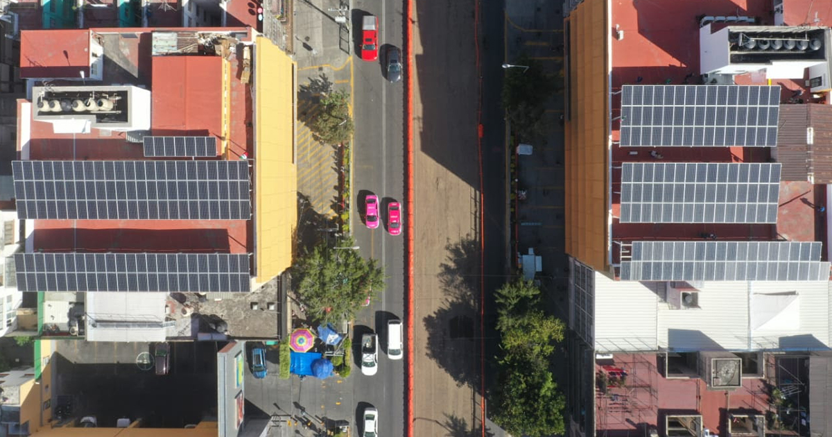 Instalan primeros paneles solares en edificios públicos de la Ciudad de México