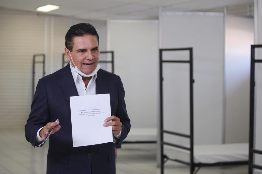 Silvano Aureoles firma decreto para aislamiento obligatorio en Michoacán