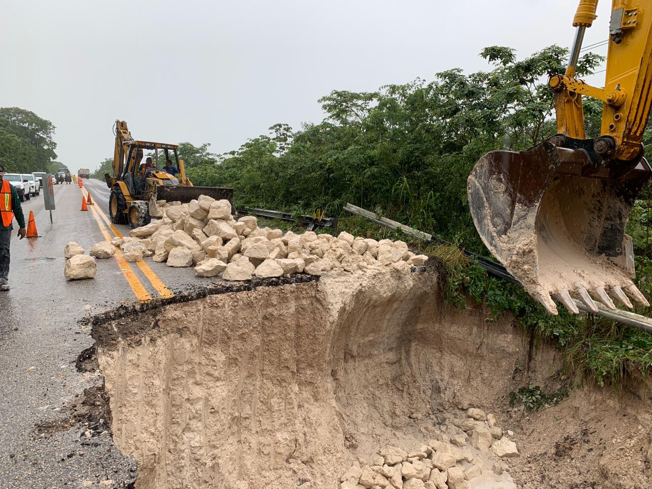 La SCT repara tramos carreteros del sureste del país afectados por fenómenos climáticos