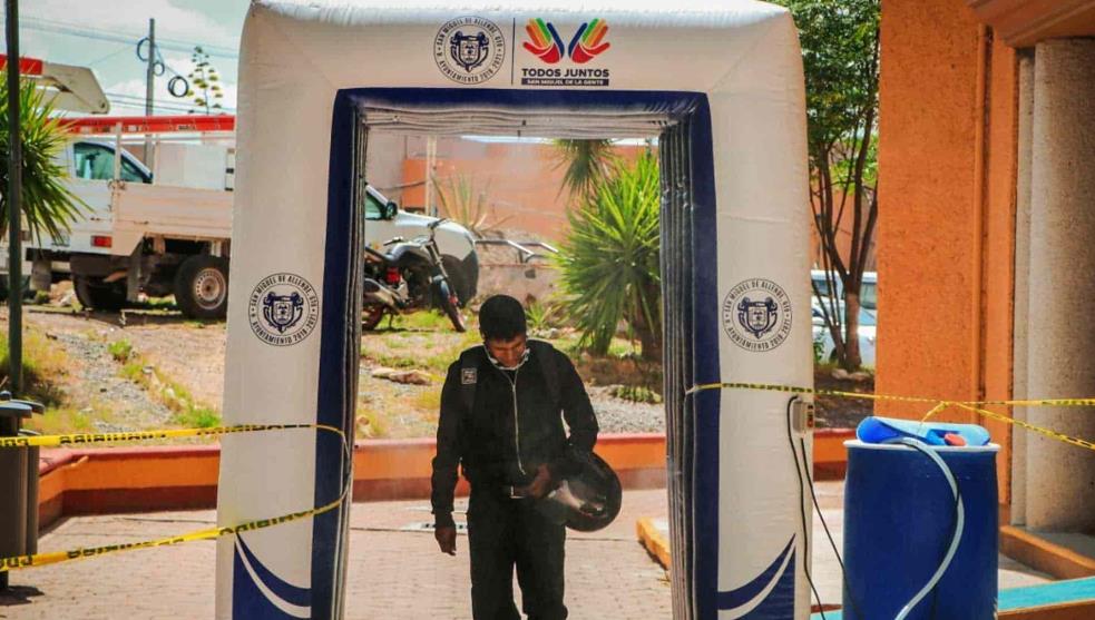 San Miguel de Allende instala arcos desinfectantes en el Centro Histórico y mercados