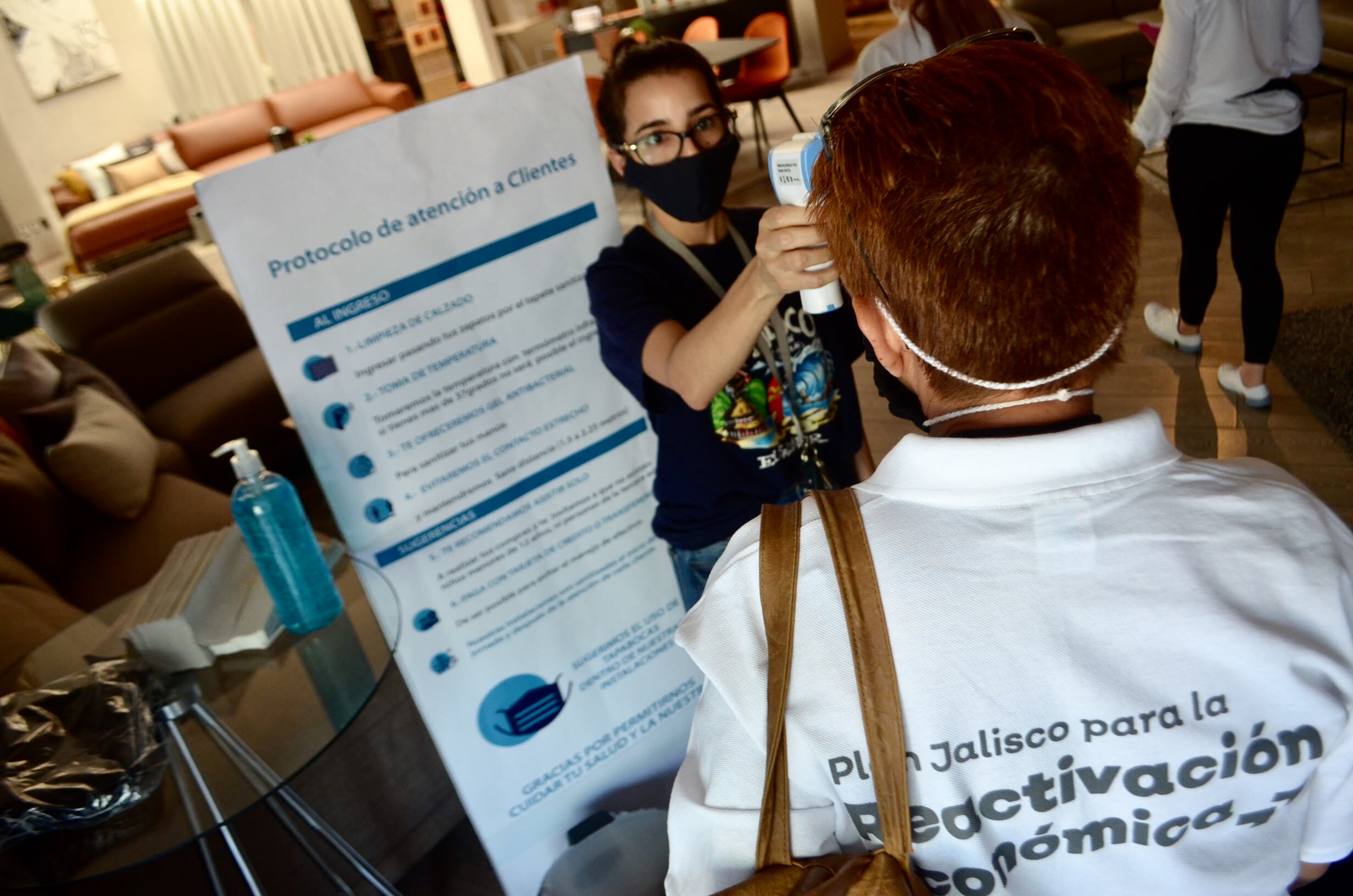 Nueva normalidad: Jalisco entrega 30 mil distintivos de apertura de establecimientos en fase cero