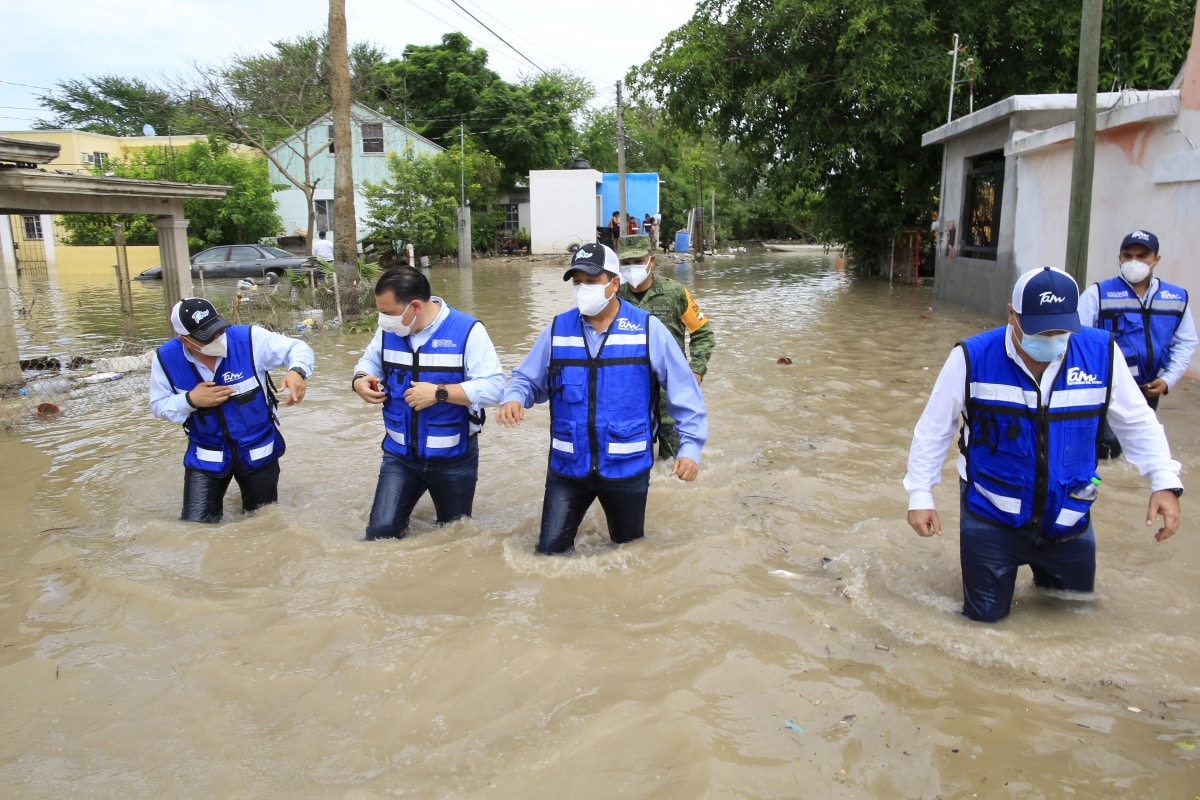 Gobernador recorre colonias afectadas por inundaciones en Tamaulipas