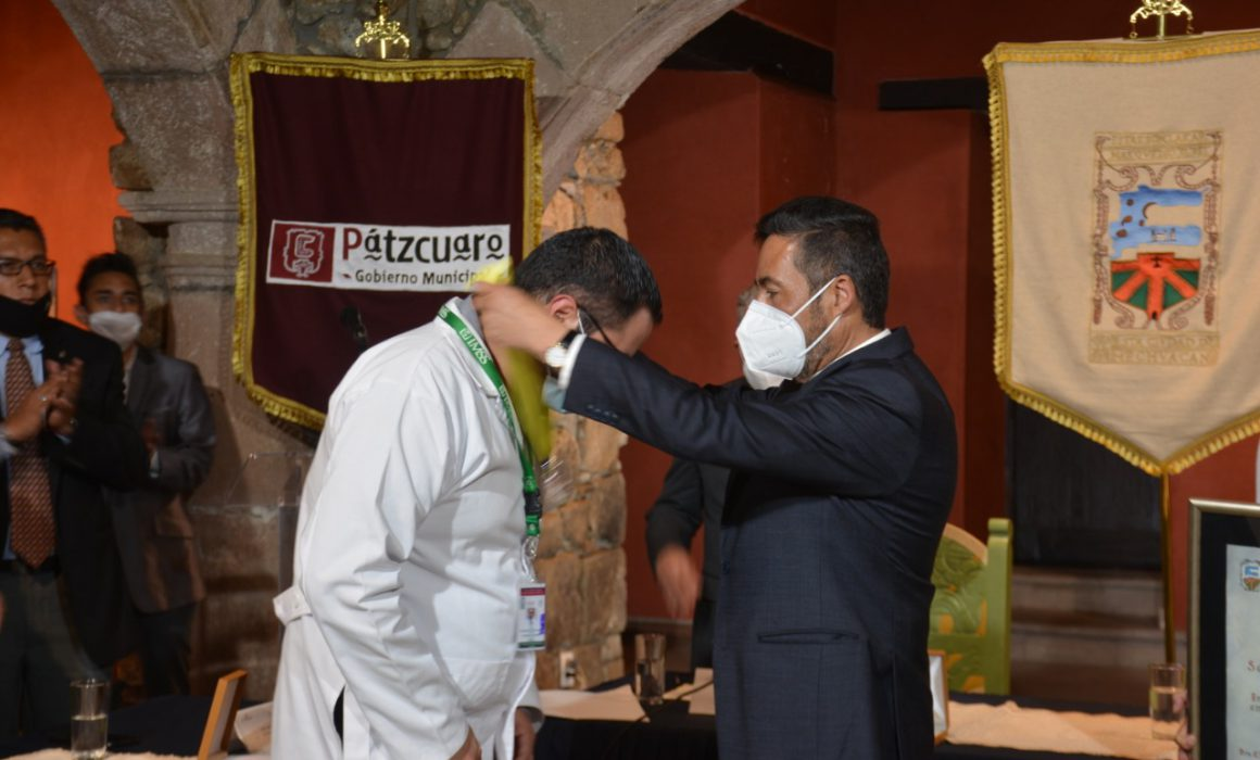 Alcalde de Pátzcuaro otorga presea Vasco de Quiroga a personal médico
